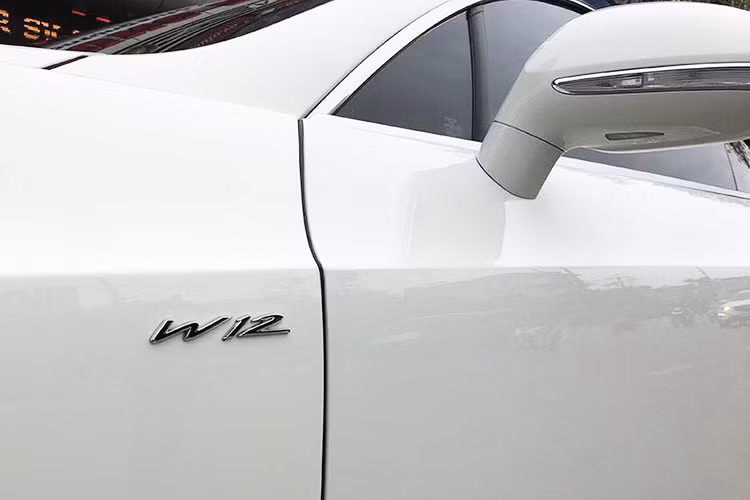 Đáng chú ý là phía dưới cản trước, cản sau và viền sườn xe được ốp chất liệu carbon ấn tượng. Các cửa kính của xe được trang bị kính dày 1/4 inch triệt tiêu toàn bộ tiếng ồn từ bên ngoài. Trên phiên bản này, gương chiêu hậu của xe tích hợp đèn báo sáng dạng led, logo W12 in trên thân xe.