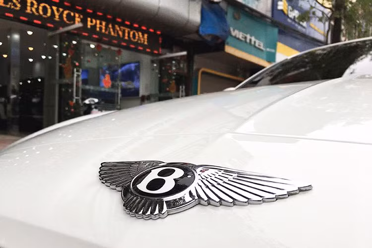 Xe sở hữu những đường nét mượt mà đầy hấp dẫn. Thân xe bằng hợp kim nhôm cùng với cản trước với 2 hốc hút gió nhỏ, 2 bên cản được mở rộng hơn cân bằng với phần giữa của xe. Hông xe là những đường gân dập nổi cơ bắp, mâm xe đa chấu tiêu chuẩn 20 inch, ngoài ra còn có thêm tùy chọn vành 21 inch.