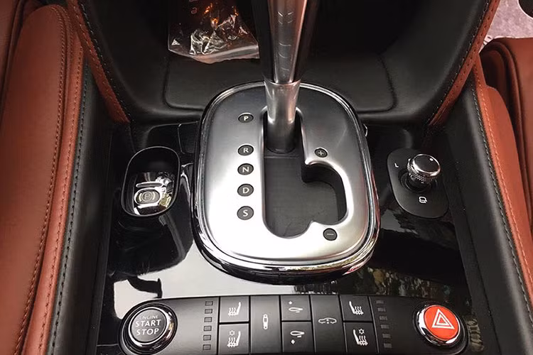 Continental GT Speed sở hữu khối động cơ W12 được lắp ráp hoàn toàn thủ công trong với dung tích 6.0 lít công suất 626 mã lực và mô-men xoắn cực đại là 820Nm. Sức mạnh này được chuyển hóa qua hộp số tự động ZF 8 cấp đến 4 bánh xe Pirelli P Zeros kích thước 275/35ZR-21.