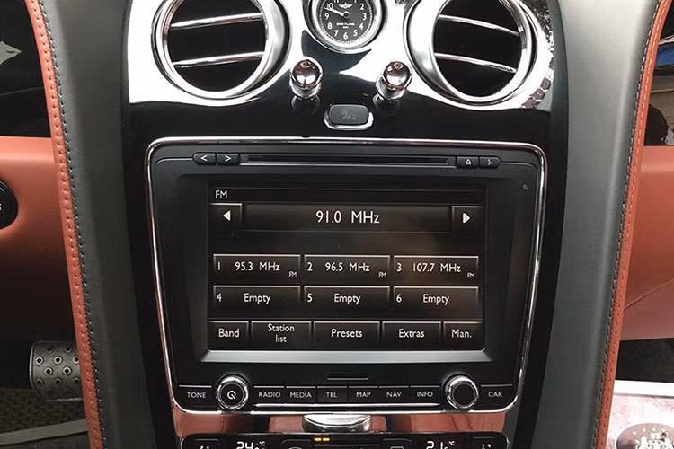 Ngoài ra GT Speed còn được trang bị ghế lái chỉnh điện 10 hướng, ghế hành khách chỉnh điện 8 hướng và bộ nhớ 3 vị trí cho cả 2 ghế trước, hệ thống khởi động bằng nút bấm, phanh tay điện tử, hệ thống điều hòa tự động 2 vùng khí hậu với chức năng lọc không khí, cánh gió sau liền với thân xe và có thể điều chỉnh lên xuống bằng điện.