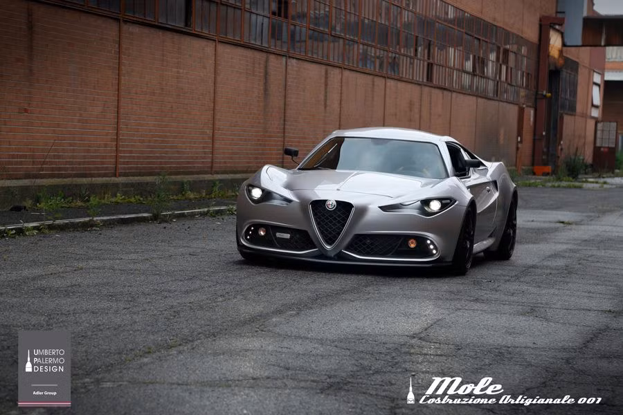 Lưới tản nhiệt Alfa Romeo 4C cũng đã có kích thước lớn hơn, thay thế kiểu dáng đèn pha ở phía trước. Bên cạnh đó, mũi xe được nâng lên với những đường gân nổi tạo hiệu ứng khí động học mạnh mẽ.