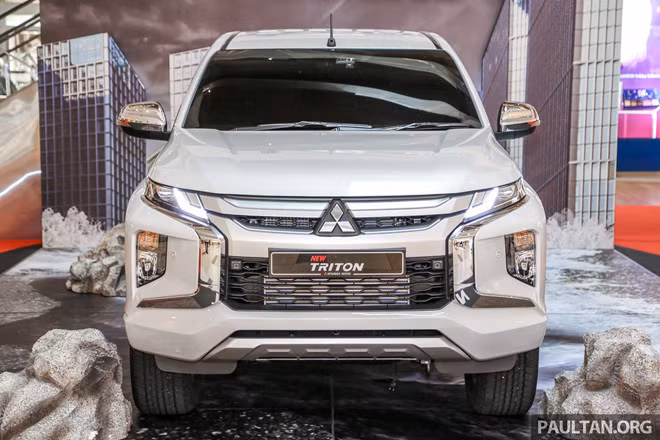 Phiên bản địa hình có các tính năng an toàn khác giống với nguyên bản gồm 7 túi khí, hệ thống phân phối lực phanh điện tử (EBD), hỗ trợ phanh khẩn cấp (BA), ổn định chủ động với kiểm soát lực kéo (ASTC), hệ thống hỗ trợ khởi hành ngang dốc (HSA), hỗ trợ xuống dốc (HDC) và hỗ trợ cân bằng kéo (TSA).