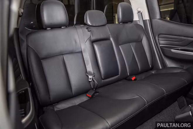 Ghế ngồi của xe được bọc da màu đen, Mitsubishi Triton 2019 có tính nắng khởi động bằng nút bấm, ghế lái chỉnh điện cùng với tiện ích là cổng sạc USB có trên hàng ghế trước và sau.