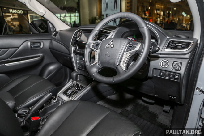 Trong khi đó, danh sách trang bị nội thất bao gồm vô lăng 4 chấu, bọc da tích hợp nút đa chức năng, điều hòa hai vùng với lỗ thông hơi phía sau trần, hệ thống thông tin giải trí màn hình cảm ứng.