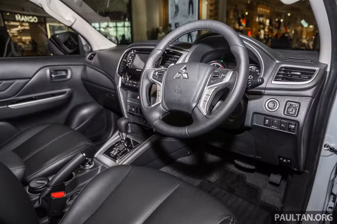 Trong khi đó, danh sách trang bị nội thất bao gồm vô lăng 4 chấu, bọc da tích hợp nút đa chức năng, điều hòa hai vùng với lỗ thông hơi phía sau trần, hệ thống thông tin giải trí màn hình cảm ứng.