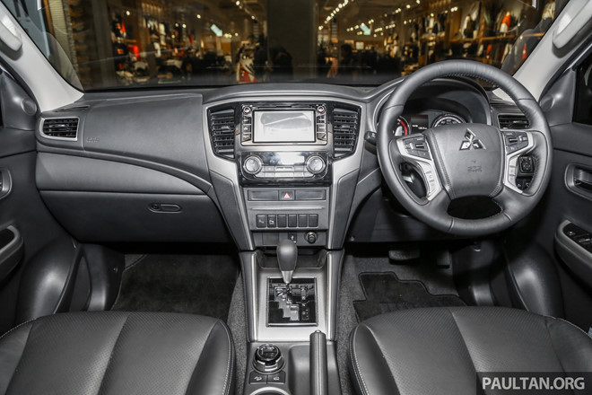 Dựa vào các công tắc và cảm biến có thể nhìn thấy trên xe, Triton Adventure 2019 cũng được trang bị một hệ thống an toàn tiên tiến như giảm thiểu va chạm phía trước, cảnh báo điểm mù với hỗ trợ chuyển làn đường. Bên cạnh đó, xe còn sở hữu hệ thống chống tăng tốc ngoài ý muốn (UMS), cảnh báo va chạm phía sau và hông xe.