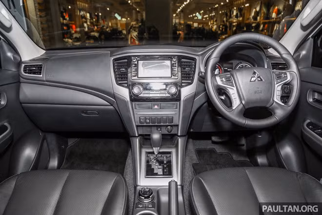 Dựa vào các công tắc và cảm biến có thể nhìn thấy trên xe, Triton Adventure 2019 cũng được trang bị một hệ thống an toàn tiên tiến như giảm thiểu va chạm phía trước, cảnh báo điểm mù với hỗ trợ chuyển làn đường. Bên cạnh đó, xe còn sở hữu hệ thống chống tăng tốc ngoài ý muốn (UMS), cảnh báo va chạm phía sau và hông xe.