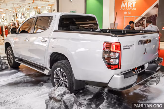 Phía sau của chiếc xe bản tải mới nhà Mitsubishi sẽ được trang bị cụm đèn hậu dạng LED thiết kế khá đẹp mắt, camera lùi. Xe còn có hệ thống khóa keyless, bệ bước chân, cũng như cảm biến đỗ xe phía trước và phía sau.