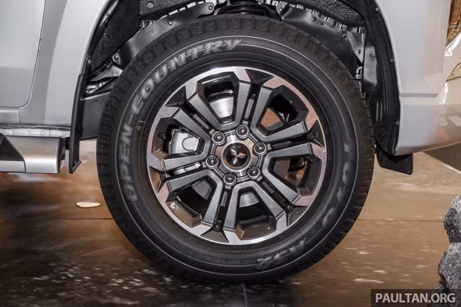 Mâm xe hợp kim 6 chấu kích thước 18 inch với lốp 265/60, nắp gương tích hợp đèn báo rẽ và tay nắm cửa được mạ chrome sáng bóng.