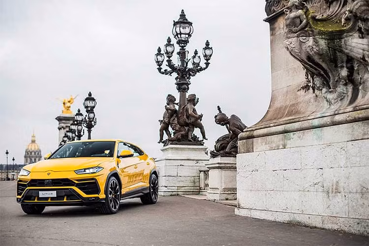 “Lamborghini Urus đưa thế giới SUV lên một tầm cao mới – Siêu SUV. Nó là một chiếc Lamborghini thực thụ về các phương diện thiết kế, hiệu năng, đặc tính vận hành và cảm xúc cũng như có thể lái xe hàng ngày trong nhiều môi trường khác nhau”, phát biểu của ông Stefano Domenicali, Chủ tịch và CEO của Automobili Lamborghini cho biết.