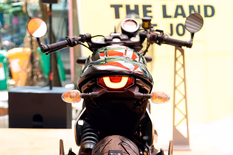 Ở phía sau, Scrambler Cafe Racer có phần đuôi khác biệt so với các phiên bản khác với phần "gò" nhựa theo đúng phong cách cafe racer và yên solo bọc da, chần chỉ múi dọc đậm chất cổ điển. Trên yên xe được trang bị thêm ốp đuôi khi chạy solo hoặc có thể tháo rời ra khi chở thêm người.