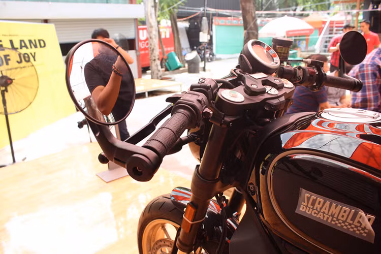 Theo đúng phong cách cafe racer, Scrambler Cafe Racer được trang bị cặp tay lái clip-on thể thao, với 2 đầu tay lái là cặp gương hậu gắn gù gọn gàng. So với phiên bản Desert Sled cũng ra mắt tại EICMA 2016, Cafe Racer có trọng lượng nhẹ hơn, chỉ 188 kg và chiều cao yên 805 mm.