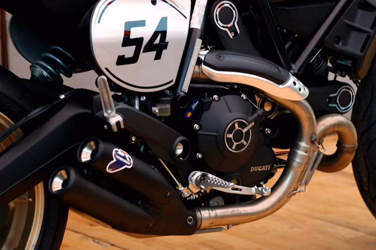 Nằm giữa bộ khung của Scrambler Cafe Racer 2017 mới vẫn là khối động cơ Desmodue 803 cc SOHC 2 van làm mát bằng không khí, có công suất tối đa 75 mã lực, mô-men xoắn cực đại 68,8 Nm như những phiên bản Scrambler khác. Tuy nhiên, điểm nhấn trên phiên bản này đó là nó được trang bị sẵn pô độ Termignoni 2 nòng.