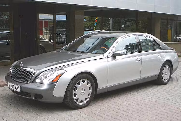 Lúc mới về nước 11 năm trước, những chiếc xe siêu sang Maybach 57S và Maybach 62S có giá từ 15 tỷ đến 38 tỷ đồng, tùy theo phiên bản. Về cơ bản, 57S và 62S đều là bản đặc biệt của Maybach 57 và Maybach 62, trong cách đặt tên này, Maybach ám chỉ chiều dài của xe.