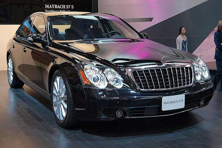 Còn Maybach 62S được trang bị động cơ V12, dung tích 5.5 lít mang đến công suất tối đa 612 mã lực và mô-men xoắn cực đại 1.000 Nm. Động cơ kết hợp cùng hộp số 5 cấp, nhờ đó, chiếc xe siêu sang Maybach 62S tăng tốc từ vị trí xuất phát lên 100 km/h chỉ trong vòng 4,5 giây trước khi đạt vận tốc tối đa 250 km/h.