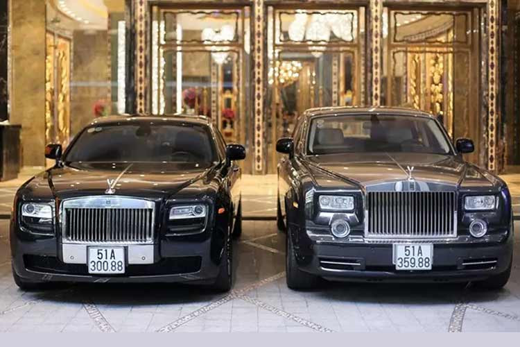 Đáng chú ý, hai chiếc xe siêu sang Rolls-Royce mà bà Lan và gia đình hay sử dụng có chung đặc điểm là biển số với con số đầu tiên là 3 và 2 số khóa đuôi là 88, nhiều người đã dịch biển này theo số phận của chủ xe hiện nay là tam tai, hoặc số 8 khi đặt nằm ngang, cũng chính là hình ảnh chiếc còng số 8.