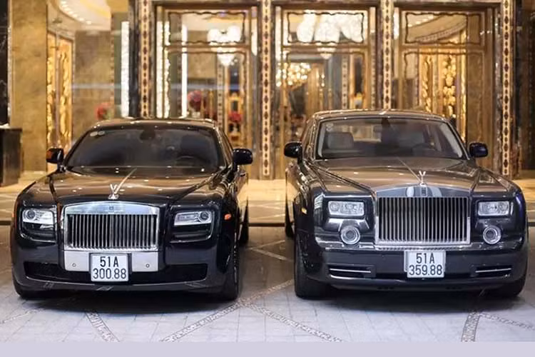 Đáng chú ý, hai chiếc xe siêu sang Rolls-Royce mà bà Lan và gia đình hay sử dụng có chung đặc điểm là biển số với con số đầu tiên là 3 và 2 số khóa đuôi là 88, nhiều người đã dịch biển này theo số phận của chủ xe hiện nay là tam tai, hoặc số 8 khi đặt nằm ngang, cũng chính là hình ảnh chiếc còng số 8.