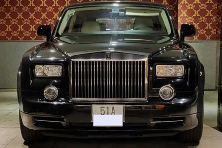 Rolls-Royce Phantom sở hữu khối động cơ V12, dung tích 6,75 lít, sản sinh công suất tối đa 453 mã lực ở vòng tua máy 5.350 vòng/phút và mô-men xoắn cực đại 720 Nm ở vòng tua 3.500 vòng/phút, đi kèm hộp số tự động 6 cấp. Rolls-Royce Ghost sử dụng khối động cơ V12, dung tích 6.6 lít, tăng áp kép, sản sinh công suất tối đa 592 mã lực và mô-men xoắn cực đại đạt 780 Nm.