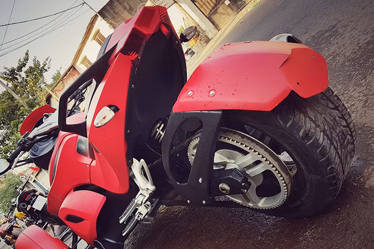 Can-Am Spyder RSS sở hữu chiều cao yên chỉ 737 mm, khá thoải mái cho người có tầm vóc từ 1,7 m trở lên cầm lái. Phần đuôi thon gọn như một chiếc môtô phân khối lớn. Bánh sau của xe có kích thước 225/50 R15 hỗ trợ Can-Am bám đường tốt hơn, đặc biệt khi xe vào cua.