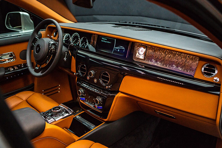 Chiếc xe siêu sang Rolls-Royce Phantom thế hệ thứ 8 này đã gây ấn tượng mạnh với một bộ phận siêu giàu được Rolls-Royce mời đến xem xe và tổ chức đấu giá. Một nhà sưu tập có mối quan hệ rất thân thiết với hãng xe siêu sang đã chi ra số tiền 1,09 triệu đô la để tậu chiếc xe này. Toàn bộ số tiền thu được sẽ mang đi tặng cho một quỹ công tác nghiên cứu phòng chống dị ứng tại bệnh viện trẻ em Evelina, London.