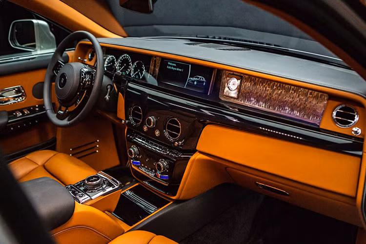 Chiếc xe siêu sang Rolls-Royce Phantom thế hệ thứ 8 này đã gây ấn tượng mạnh với một bộ phận siêu giàu được Rolls-Royce mời đến xem xe và tổ chức đấu giá. Một nhà sưu tập có mối quan hệ rất thân thiết với hãng xe siêu sang đã chi ra số tiền 1,09 triệu đô la để tậu chiếc xe này. Toàn bộ số tiền thu được sẽ mang đi tặng cho một quỹ công tác nghiên cứu phòng chống dị ứng tại bệnh viện trẻ em Evelina, London.