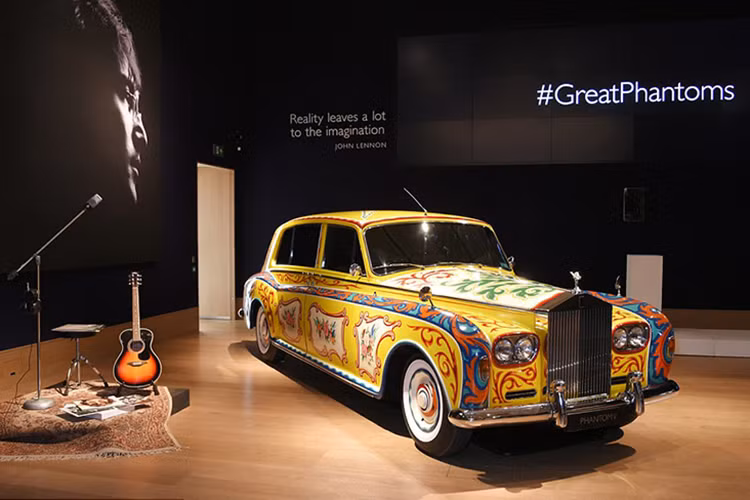 Vậy nếu ai đó mua một chiếc Rolls-Royce Phantom VIII phiên bản tiêu chuẩn nhưng lại bỏ ra hẳn 1,09 triệu đô la (khoảng hơn 25 tỷ đồng), tức chênh lệch 640.000 đô la, tương đương 14,82 tỷ đồng có thể làm nhiều người nghĩ chiếc xe này phải có gì rất đặc biệt.