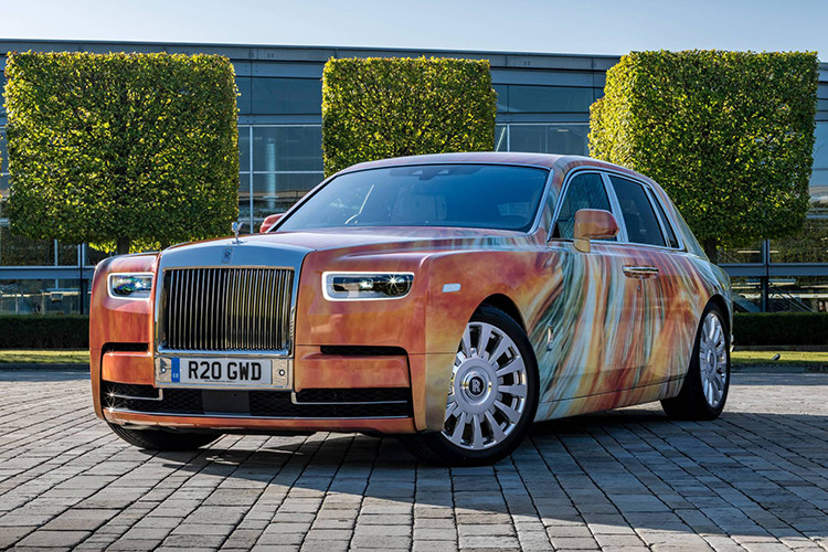 Khi bạn chọn mua dòng xe siêu sang Rolls-Royce Phantom thế hệ thứ 8 chắc hẳn đã biết rõ xe có giá cho bản tiêu chuẩn là 450.000 đô la (khoảng hơn 1 tỷ đồng), tương đương 10,4 tỷ đồng tại Mỹ. Nếu thêm các tuỳ chọn khác, giá xe có thể tăng từ vài chục nghìn đô la đến hơn 100.000 đô la.