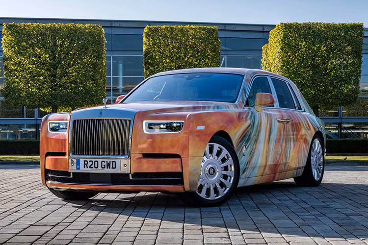 Khi bạn chọn mua dòng xe siêu sang Rolls-Royce Phantom thế hệ thứ 8 chắc hẳn đã biết rõ xe có giá cho bản tiêu chuẩn là 450.000 đô la (khoảng hơn 1 tỷ đồng), tương đương 10,4 tỷ đồng tại Mỹ. Nếu thêm các tuỳ chọn khác, giá xe có thể tăng từ vài chục nghìn đô la đến hơn 100.000 đô la.