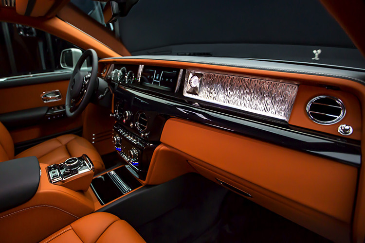 Động cơ này tạo ra công suất tối đa 563 mã lực, mạnh hơn 110 mã lực so với thế hệ thứ 7 và mô-men xoắn cực đại đạt 900 Nm, tăng 180 Nm. Sức mạnh được truyền tới bánh thông qua hộp số tự động 8 cấp với công nghệ "hỗ trợ vệ tinh" để đảm bảo sự chính xác trong quá trình sang số. Nhờ đó, Rolls-Royce Phantom 2018 có thể tăng tốc từ 0-100 km/h trong 5,3 giây nhanh hơn 0,4 giây so với thế hệ cũ.