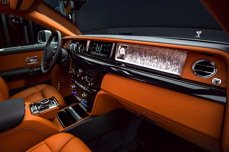 Động cơ này tạo ra công suất tối đa 563 mã lực, mạnh hơn 110 mã lực so với thế hệ thứ 7 và mô-men xoắn cực đại đạt 900 Nm, tăng 180 Nm. Sức mạnh được truyền tới bánh thông qua hộp số tự động 8 cấp với công nghệ "hỗ trợ vệ tinh" để đảm bảo sự chính xác trong quá trình sang số. Nhờ đó, Rolls-Royce Phantom 2018 có thể tăng tốc từ 0-100 km/h trong 5,3 giây nhanh hơn 0,4 giây so với thế hệ cũ.