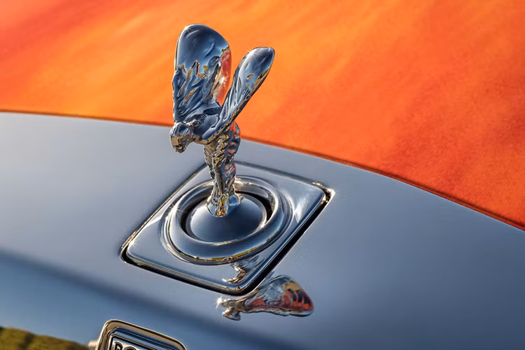 Hãng xe siêu sang Anh quốc đã kết hợp với nghệ sĩ thị giác nổi tiếng Marc Quinn để tạo ra cho chiếc Rolls-Royce Phantom thế hệ thứ 8 một màu sơn lấy cảm hứng từ chiếc Rolls-Royce Phantom V của nghệ sĩ nổi tiếng John Lennon. Sự khác biệt ở đây là Marc đã nghe theo ý kiến của hãng Rolls-Royce để giúp chiếc xe siêu sang Phantom thế hệ thứ 8 này mang gam màu trầm hơn so với xe của John Lennon.