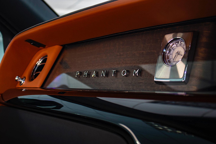 Từ người mua, đến người tạo ra tác phẩm và cả ý nghĩa dùng số tiền làm việc thiện nguyện đã mang đến một hình ảnh rất đẹp cho chiếc xe siêu sang Rolls-Royce Phantom thế hệ thứ 8 tiêu chuẩn nhưng giá bán lại cao hơn gấp đôi xuất xưởng. "Trái tim" của Rolls-Royce Phantom VIII mới là khối động cơ V12, tăng áp kép, dung tích 6,75 lít hoàn toàn mới.