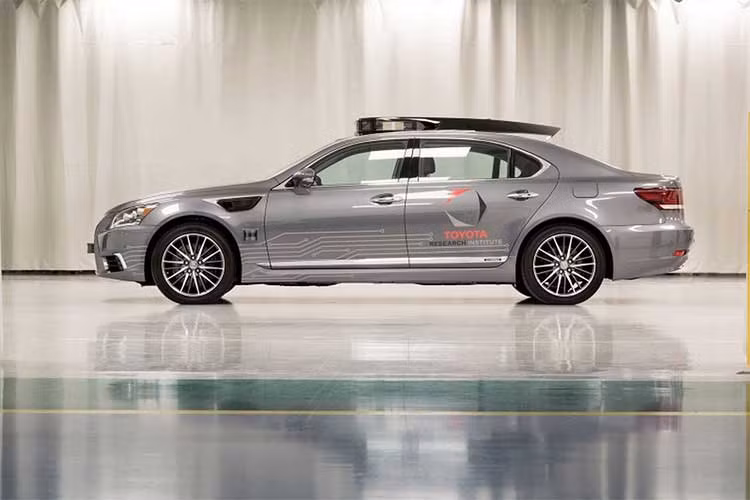 Chiếc Lexus LS 600hL Platform 3.0 (dùng để nghiên cứu thử nghiệm), khi tích hợp nhiều khả năng công nghệ tự động như hệ thống máy tính điều khiển, radar và camera... Hệ thống tự lái nền tảng 3.0 là sự kết hợp hai hệ thống tự lái khác của Toyota: Chauffeur và Guardian. Trong đó, Chauffeur là hệ thống tự lái do Toyota nghiên cứu và phát triển.