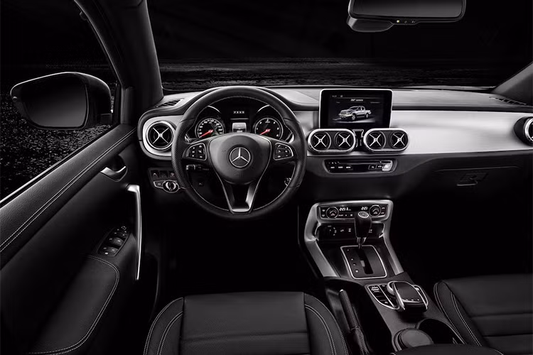 Bên cạnh đó, hệ dẫn động bốn bánh của X350d 4MATIC mới sẽ có 03 chế độ: 4MAT cho xe mạnh mẽ hơn, 4H ưu tiên lực kéo hơn khi đi off-road và 4L sử dụng với điều kiện bình thường khi hoạt động ở tầm thấp. 