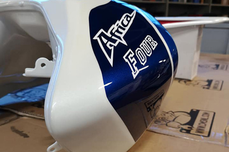 Để tăng khoảng sáng gầm xe cho CB1000R nhằm giúp nó vượt qua được các địa hình khó khăn, bộ phuộc trước USD nguyên bản đã được thay bằng phuộc từ chiếc "cào cào" chuyên nghiệp Honda CRF450R.