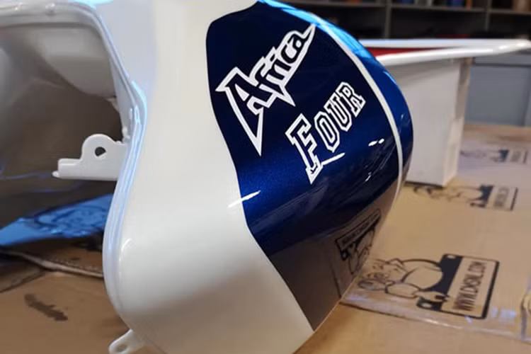 Để tăng khoảng sáng gầm xe cho CB1000R nhằm giúp nó vượt qua được các địa hình khó khăn, bộ phuộc trước USD nguyên bản đã được thay bằng phuộc từ chiếc "cào cào" chuyên nghiệp Honda CRF450R.