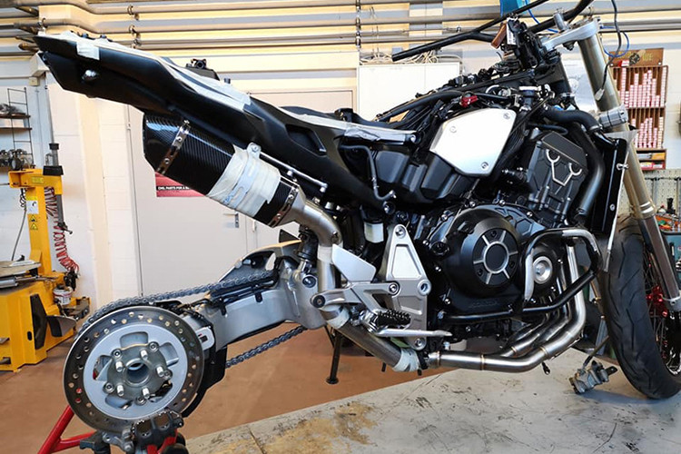 Được đặt tên là "Africa Four", về cơ bản chiếc Honda CB1000R độ cào cào đặc biệt này đã được Honda Brivemo thay đổi hoàn toành phần đầu và đuôi để trở thành một chiếc motocross thực sự đầy mạnh mẽ.