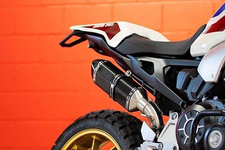 Phần đuôi xe cũng được Honda Brivemo thiết kế lại hoàn toàn với ốp yên solo mới được tích hợp pad biển số, tương tự những chiếc "cào cào" đường phố. Vốn đã rất mạnh mẽ so với mọi mẫu mô tô địa hình khác trên Thế giới, động cơ 4 xi-lanh trên CB1000R chỉ được thay hệ thống xả với pô carbon vắt cao và gắn khung bảo vệ ở bên dưới.