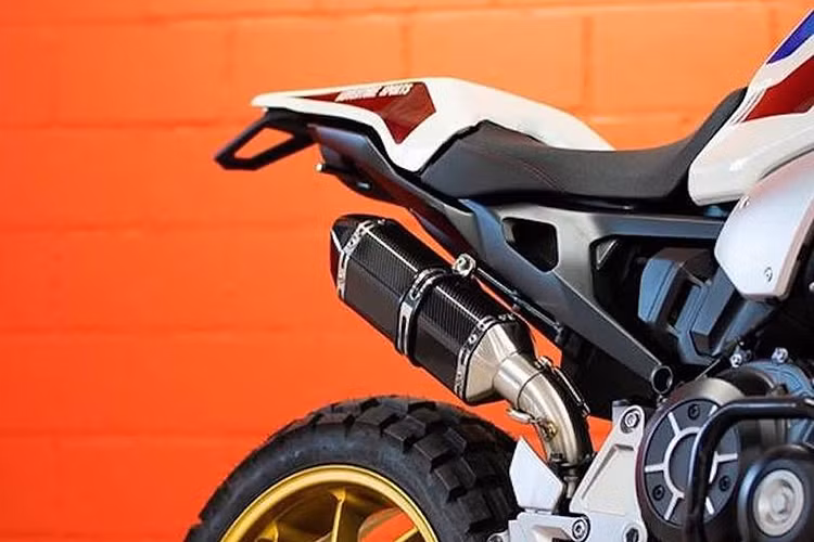 Phần đuôi xe cũng được Honda Brivemo thiết kế lại hoàn toàn với ốp yên solo mới được tích hợp pad biển số, tương tự những chiếc "cào cào" đường phố. Vốn đã rất mạnh mẽ so với mọi mẫu mô tô địa hình khác trên Thế giới, động cơ 4 xi-lanh trên CB1000R chỉ được thay hệ thống xả với pô carbon vắt cao và gắn khung bảo vệ ở bên dưới.