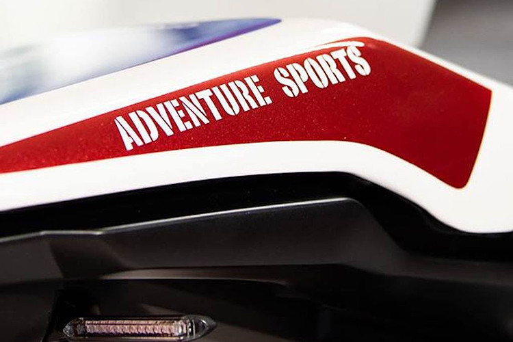 Trong khi đó, kết cấu phần giữa của chiếc xe hầu như không có sự thay đổi. Ở phía trước, thay vì đèn pha LED tròn nguyên bản, Honda Brivemo đã tự thiết kế cho chiếc xe môtô phan khối lớn Honda CB1000R phần đầu hoàn toàn mới gọn gàng hơn, với bộ đèn LED hình chữ V đầy dữ dằn.