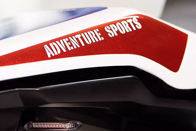 Trong khi đó, kết cấu phần giữa của chiếc xe hầu như không có sự thay đổi. Ở phía trước, thay vì đèn pha LED tròn nguyên bản, Honda Brivemo đã tự thiết kế cho chiếc xe môtô phan khối lớn Honda CB1000R phần đầu hoàn toàn mới gọn gàng hơn, với bộ đèn LED hình chữ V đầy dữ dằn.