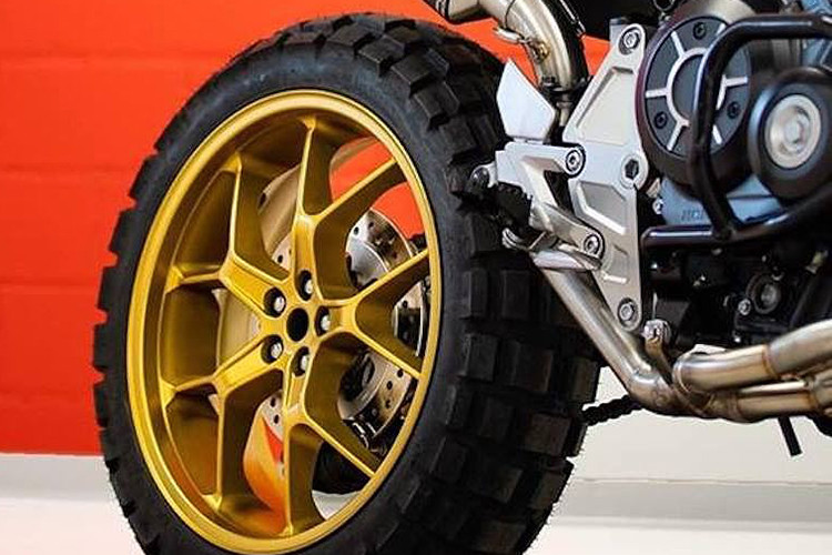 Bọc xung quanh bộ vành 17 inch 5 cánh kép nguyên bản của chiếc Honda CB1000R sẽ là những chiếc lốp Continental TCX80 với gai vuông để tăng độ bám khi vượt qua các cung đường địa hình sỏi đá, lầy lội.