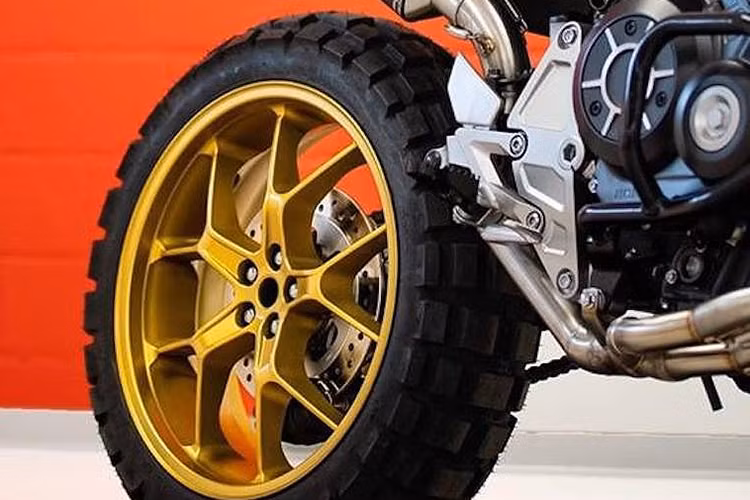 Bọc xung quanh bộ vành 17 inch 5 cánh kép nguyên bản của chiếc Honda CB1000R sẽ là những chiếc lốp Continental TCX80 với gai vuông để tăng độ bám khi vượt qua các cung đường địa hình sỏi đá, lầy lội.