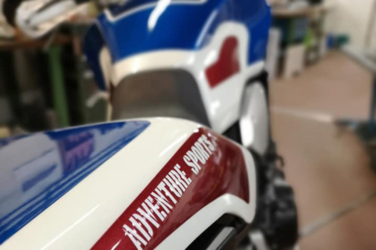 Nằm giữa cặp phuộc vẫn là mâm 5 cây nguyên bản của Honda CB1000R thế hệ mới với đường kính 17 inch, nhưng nó được Honda Brivemo đã tối giản hệ thống phanh chỉ còn 1 đĩa và kèm theo heo Adelin 4 piston.