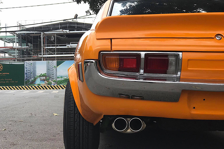 Cụ thể chiếc xế cổ thể thao Toyota này đã được độ lại cản trước và đuôi gió phía sau, vành xe rộng hơn khiến phần bánh được kéo ra một chút.