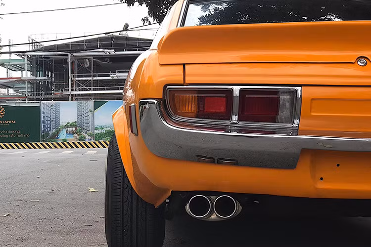 Cụ thể chiếc xế cổ thể thao Toyota này đã được độ lại cản trước và đuôi gió phía sau, vành xe rộng hơn khiến phần bánh được kéo ra một chút.