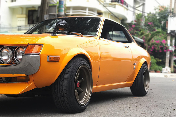 Kết hợp cùng các chi tiếc độ trên là màu cam nổi bật khiến chiếc Celica này luôn thu hút sự chút ý trên đường vì vẽ ngoài bóng bẩy và hầm hố.