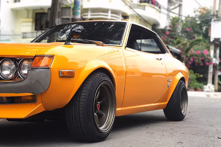 Kết hợp cùng các chi tiếc độ trên là màu cam nổi bật khiến chiếc Celica này luôn thu hút sự chút ý trên đường vì vẽ ngoài bóng bẩy và hầm hố.