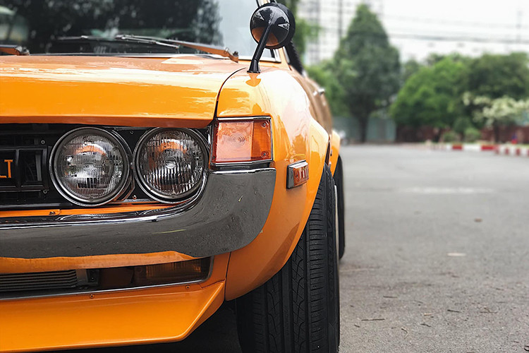 Chiếc Toyota Celica hàng hiếm này không chỉ sở hữu kiểu dáng độc đáo mà nó là số ít xe cổ được chủ nhân đam mê dọn lại và vận hành tốt, trang bị thêm một số “đồ chơi” giúp nó trông bóng bẩy và hấp dẫn hơn.