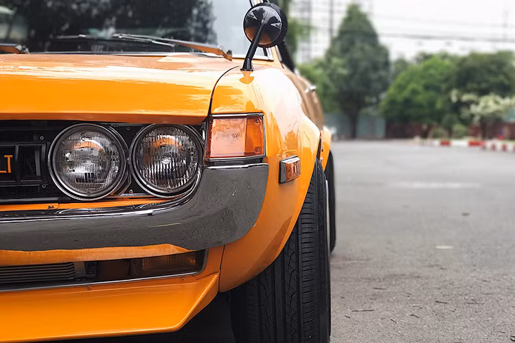 Chiếc Toyota Celica hàng hiếm này không chỉ sở hữu kiểu dáng độc đáo mà nó là số ít xe cổ được chủ nhân đam mê dọn lại và vận hành tốt, trang bị thêm một số “đồ chơi” giúp nó trông bóng bẩy và hấp dẫn hơn.